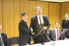 Ministro da Segurança Pública e representante do UNODC no Brasil assinam acordo. 