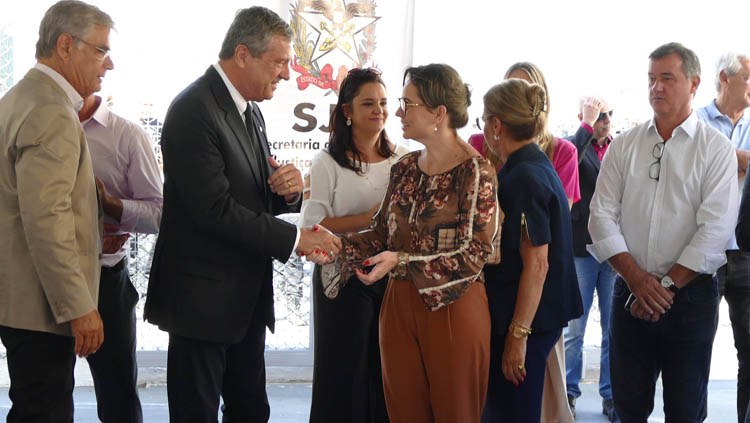 Ministro Torquato Jardim cumprimenta Graziela Moretto, diretora da Ufo Way